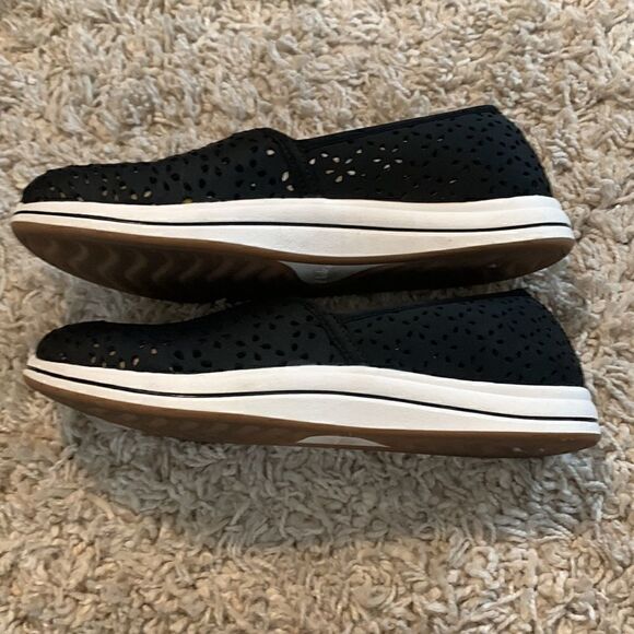 Clarks Excellent condition black perforated cloudsteppers Size 5.5 - Picture 2 of 7